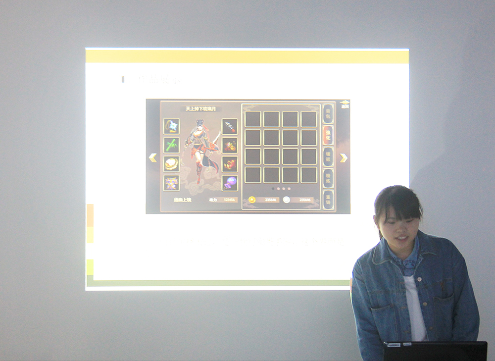 学生上台演示作品.jpg