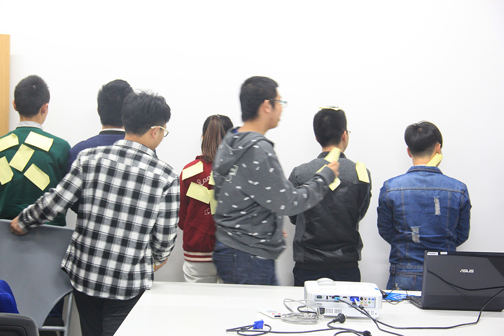 贴小纸条投票.jpg