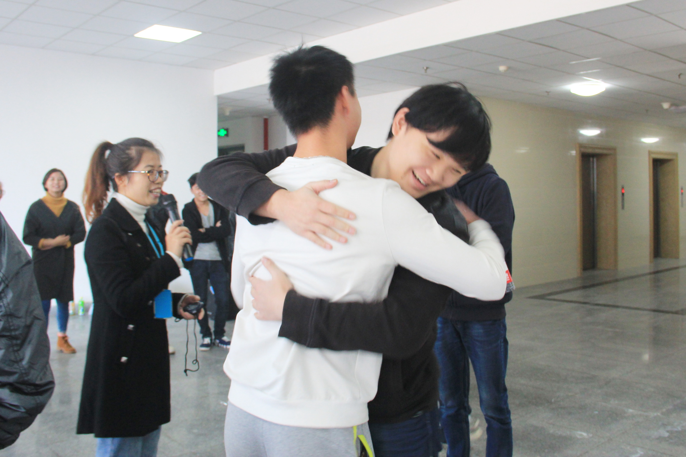 生日相隔仅几天的同学拥抱.jpg