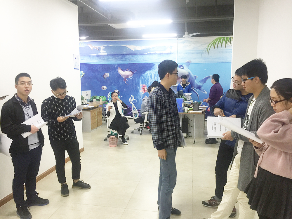 1482895840779821.jpg 还未答辩的同学在会议室外面紧张准备.jpg